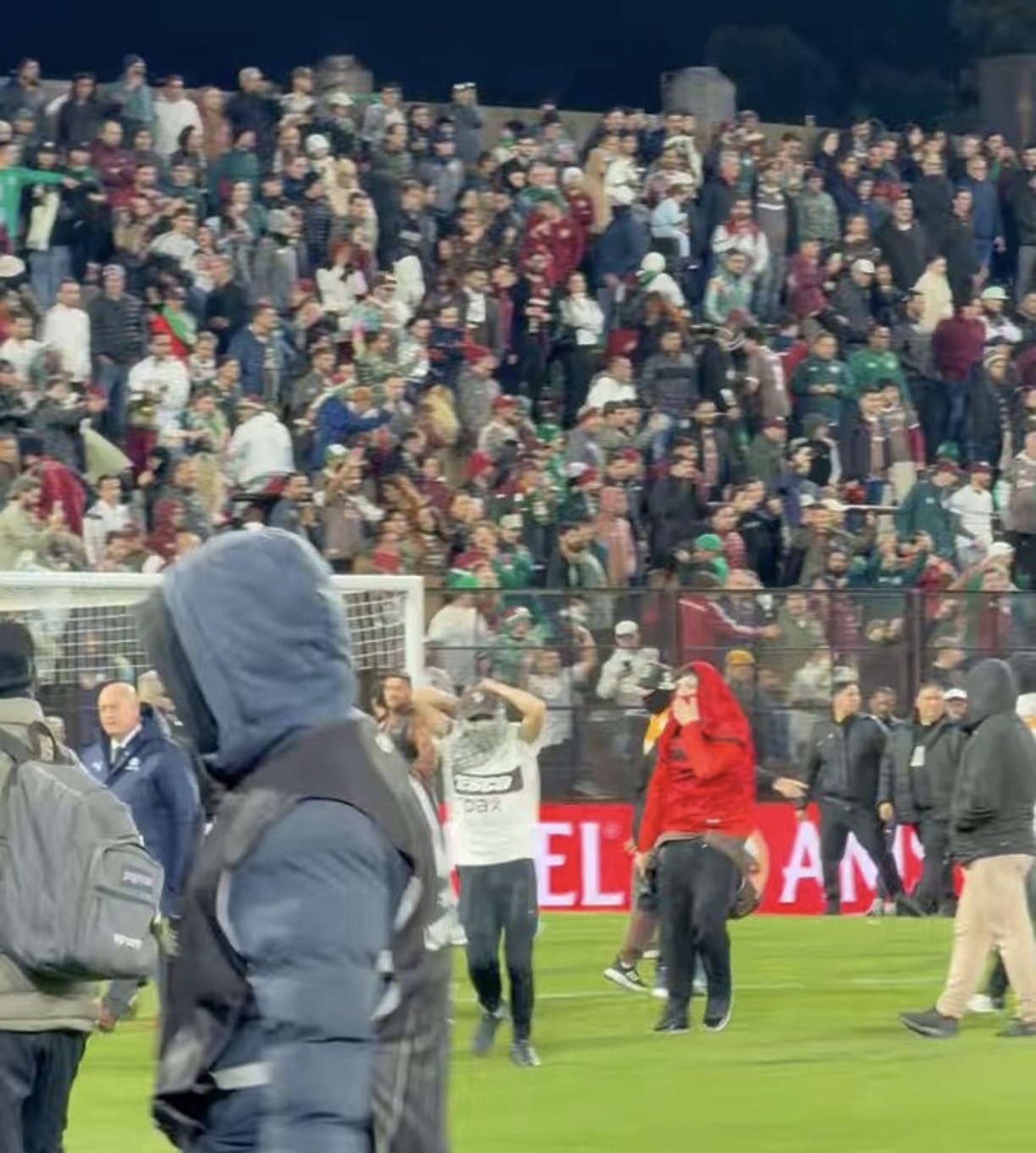 (VIDEO) Hinchas de Platense entraron al campo para pelear con los fans de Fluminense