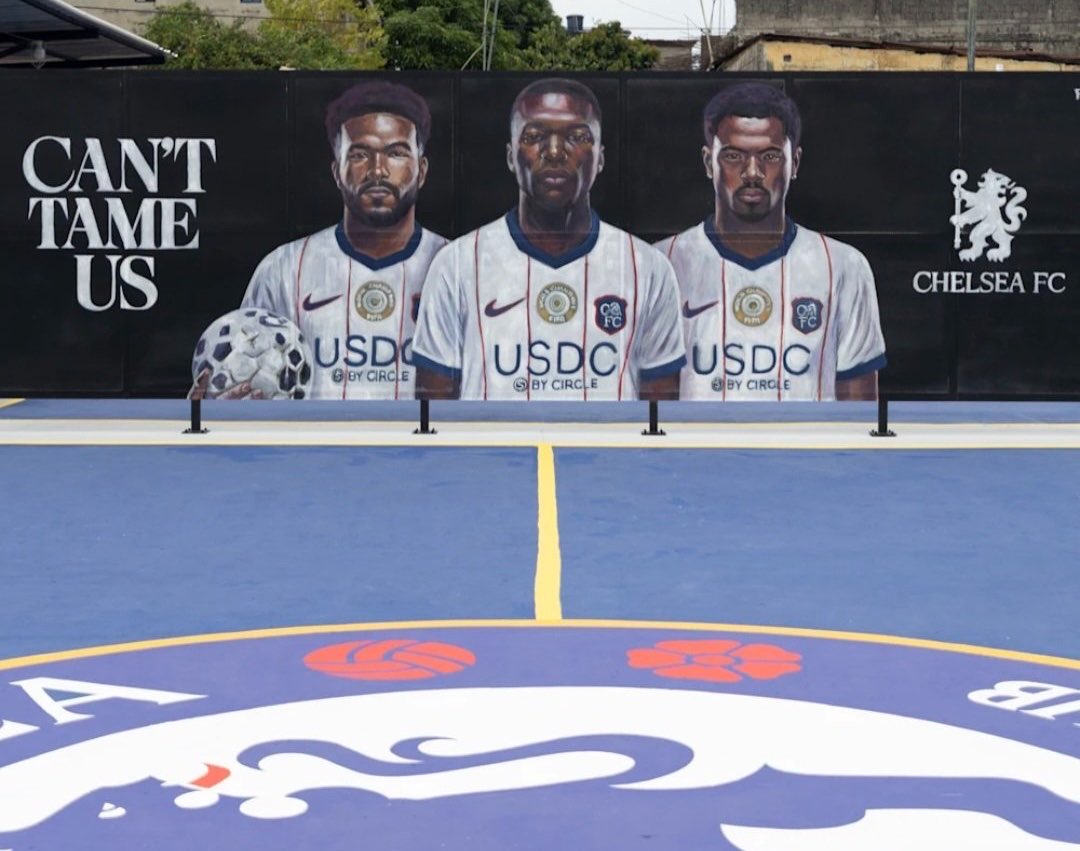 (VIDEO) Chelsea remodela cancha comunitaria en Guayaquil