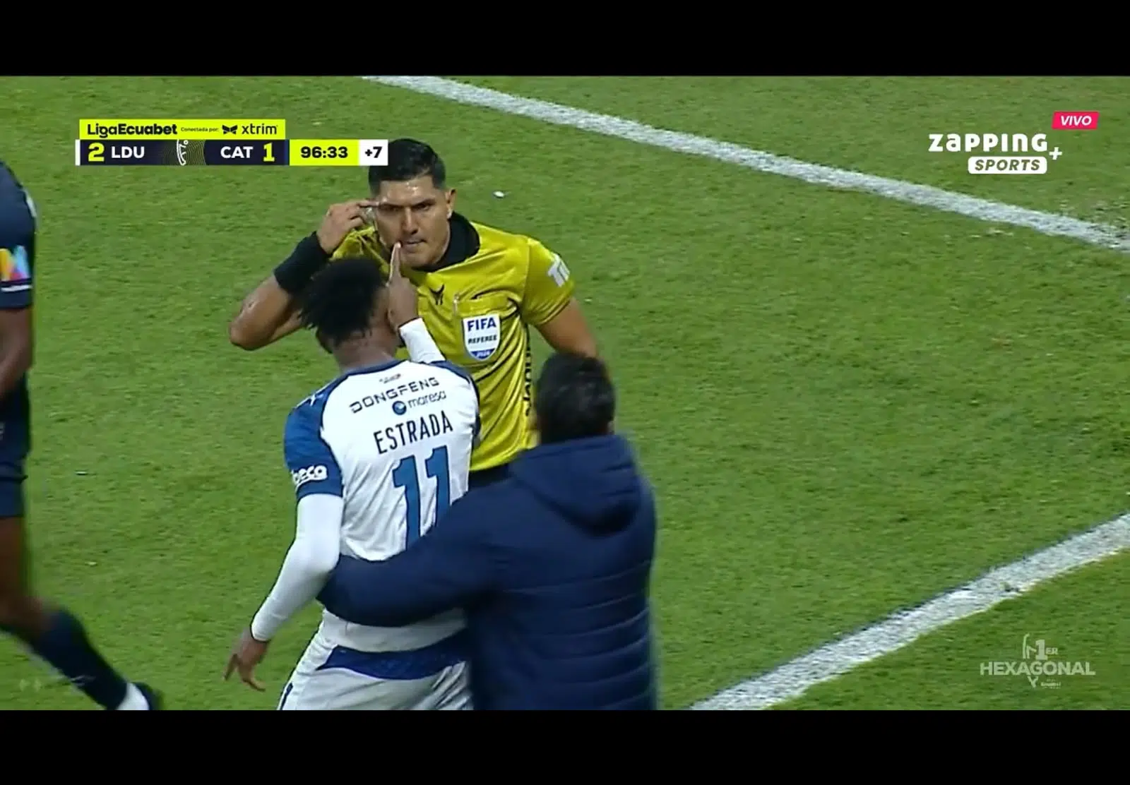 (VIDEO) ¿Debió ser roja? Michael Estrada protagonizó un fuerte cruce y se salvó de ser expulsado