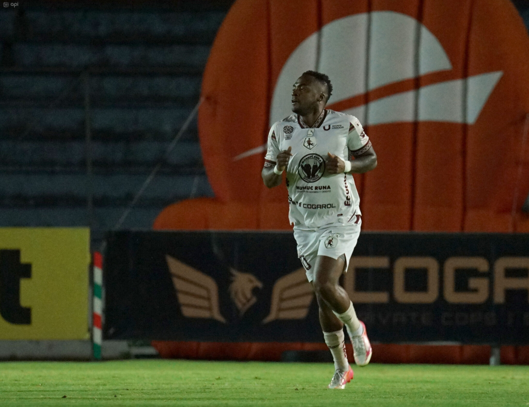 (COMUNICADO) Renato Ibarra fue operado por una lesión del ligamento rotuliano